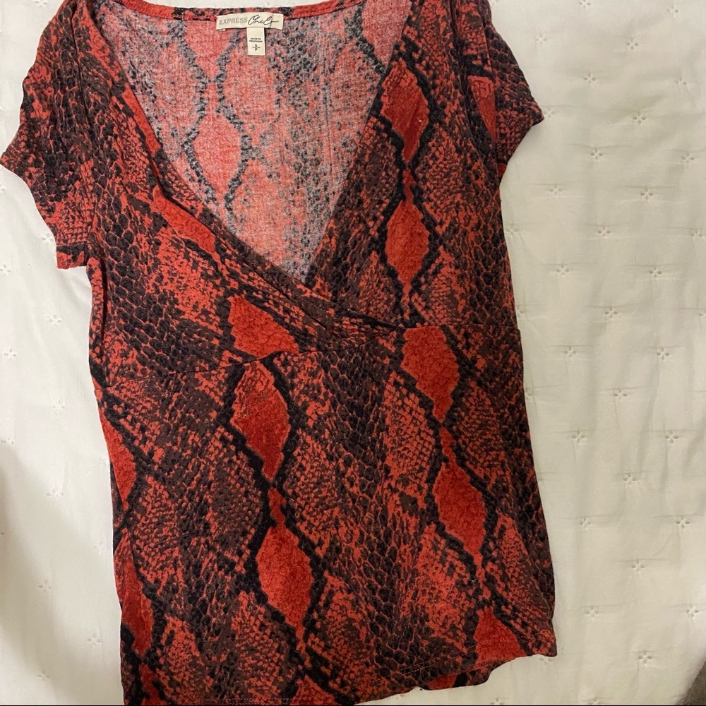 Low cut snake print top